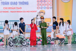 Học sinh Trường THPT Trần Hưng Đạo - Thanh Xuân (Hà Nội) đóng tiểu phẩm tuyên truyền về An toàn giao thông. Ảnh: Đình Tuệ.