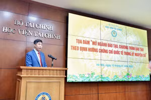 NGƯT.PGS.TS Nguyễn Đào Tùng chia sẻ tại tọa đàm. 