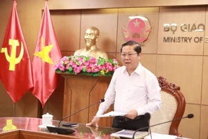 Thứ trưởng Bộ GD&ĐT Lê Tấn Dũng chủ trì buổi họp chiều 26/8. Ảnh: Đình Tuệ. 