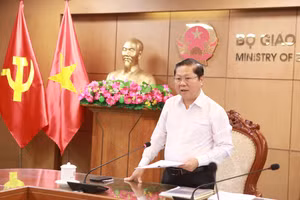 Thứ trưởng Bộ GD&ĐT Lê Tấn Dũng chủ trì buổi họp chiều 26/8. Ảnh: Đình Tuệ. 