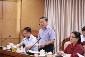 Thứ trưởng Bộ GD&ĐT Lê Tấn Dũng trao đổi một số ý kiến về nội dung dự thảo nghị quyết về miễn, hỗ trợ học phí cho trẻ mầm non, học sinh phổ thông.