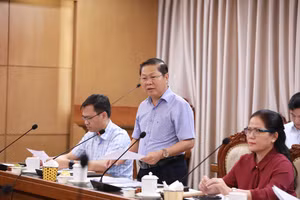 Thứ trưởng Bộ GD&ĐT Lê Tấn Dũng trao đổi một số ý kiến về nội dung dự thảo nghị quyết về miễn, hỗ trợ học phí cho trẻ mầm non, học sinh phổ thông. 