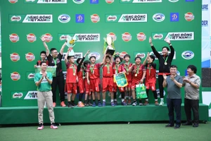 Ban tổ chức trao Cúp vô địch mùa giải năm 2025 cho đội tuyển nam Tiểu học Vinschool Times City. 