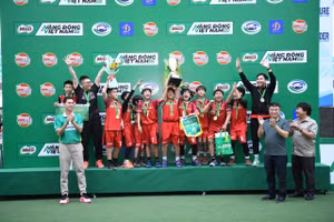 Ban tổ chức trao Cúp vô địch mùa giải năm 2025 cho đội tuyển nam Tiểu học Vinschool Times City. 