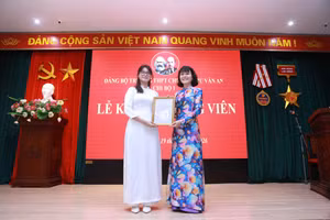 Nhà giáo Nguyễn Thị Nhiếp trao quyết định kết nạp Đảng cho Đảng viên mới đúng ngày 19/5/2026.