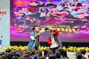 Học sinh tham gia giao lưu cùng nghệ sĩ biểu diễn nhạc kịch tại sân trường. 