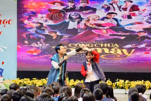 Học sinh tham gia giao lưu cùng nghệ sĩ biểu diễn nhạc kịch tại sân trường. 