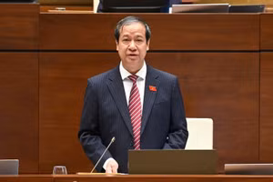 Bộ trưởng GD&ĐT Nguyễn Kim Sơn trả lời chất vấn tại hội trường sáng 20/6. Ảnh: Cổng TTĐT Quốc hội.