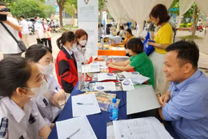 Thạc sĩ Lê Trung Kiên (phải) trong một hoạt động tư vấn tuyển sinh cho học sinh. Ảnh: NVCC.