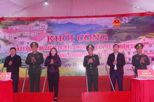 Các đại biểu thực hiện nghi thức khởi công xây dựng điểm trường Xà Khái Tủng, xã Pha Long, tỉnh Lào Cai.
