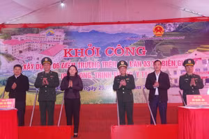 Các đại biểu thực hiện nghi thức khởi công xây dựng điểm trường Xà Khái Tủng, xã Pha Long, tỉnh Lào Cai.