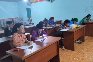 Học viên tham gia lớp xóa mù chữ tại điểm bản Sán Trồ, xã Cán Tỷ, tỉnh Tuyên Quang. Ảnh: NTCC.