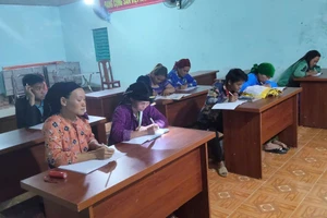 Học viên tham gia lớp xóa mù chữ tại điểm bản Sán Trồ, xã Cán Tỷ, tỉnh Tuyên Quang. Ảnh: NTCC.