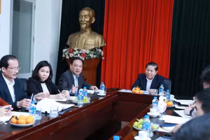 Thứ trưởng Bộ GD&ĐT Lê Tấn Dũng lắng nghe ý kiến chia sẻ từ đại diện Công ty TNHH MTV Thiết bị giáo dục nghề nghiệp. 