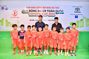 Niềm vui của các em nhỏ lứa tuổi U9 khi được chụp ảnh cùng với các danh thủ nổi tiếng của Việt Nam.