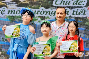 NSƯT Thanh Chi chụp ảnh cùng các em học sinh Trường THCS Chương Dương.