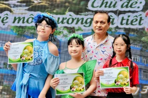 NSƯT Thanh Chi chụp ảnh cùng các em học sinh Trường THCS Chương Dương.