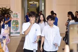 Thí sinh dự thi vào lớp 10 Trường THPT chuyên Khoa học Xã hội và nhân văn năm 2025. Ảnh: LĐTĐ.