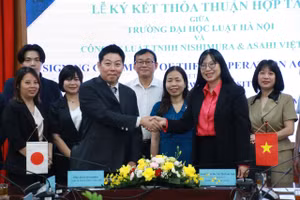 Đại diện hai đơn vị bắt tay thống nhất tăng cường hợp tác trong thời gian tới. 