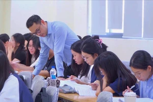 Sinh viên Học viện Ngân hàng trong một giờ học trên lớp. 