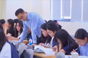 Sinh viên Học viện Ngân hàng trong một giờ học trên lớp. 