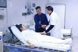 Trước khi xuất viện, sản phụ K.N được TTND.GS.TS Nguyễn Duy Ánh tới thăm, động viên và dặn dò kỹ lưỡng. Ảnh: BVCC.