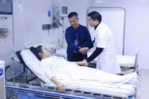 Trước khi xuất viện, sản phụ K.N được TTND.GS.TS Nguyễn Duy Ánh tới thăm, động viên và dặn dò kỹ lưỡng. Ảnh: BVCC.