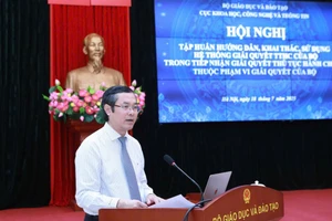 Thứ trưởng Bộ GD&ĐT Nguyễn Văn Phúc phát biểu chỉ đạo mở đầu buổi tập huấn. Ảnh: Đình Tuệ.
