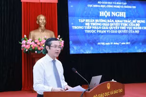 Thứ trưởng Bộ GD&ĐT Nguyễn Văn Phúc phát biểu chỉ đạo mở đầu buổi tập huấn. Ảnh: Đình Tuệ.