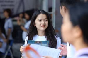 Thí sinh tìm hiểu về tuyển sinh đại học tại Hà Nội. Ảnh tư liệu: Đình Tuệ.