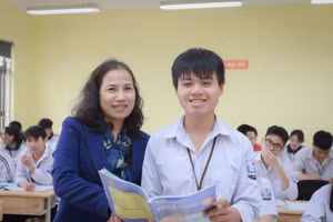 Nguyễn Đình An và cô giáo chủ nhiệm Bùi Thị Vân Hồng. Ảnh: Đình Tuệ.