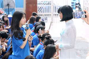 Học trò lớp 9 giãi bày tâm sự với cô Hiệu trưởng về những kỷ niệm bên mái trường sau 4 năm gắn bó.