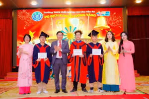 Giải Quán quân cuộc thi Rung chuông Vàng được trao cho em Nguyễn Trọng Thái (thứ 4 từ trái sang).