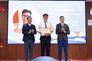 Việt Linh được lãnh đạo nhà trường tuyên dương "Sinh viên 5 tốt".