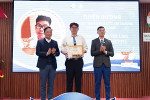 Việt Linh được lãnh đạo nhà trường tuyên dương "Sinh viên 5 tốt".