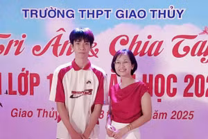 Nam sinh Phạm Duy Anh đạt 29,75 điểm tổ hợp khối A00 và cô giáo chủ nhiệm Phạm Thanh My. Ảnh: NVCC.