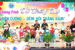 Lãnh đạo Bộ đội Biên phòng tỉnh Khánh Hòa trao quà Tết Trung thu cho các em thiếu nhi năm 2025. 