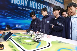 Học sinh hào hứng trải nghiệm mô hình Robotic tại ngày hội.