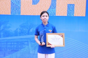 Nguyễn Hà My đỗ 5 nguyện vọng chuyên được nhà trường vinh danh. Ảnh: Đình Tuệ.