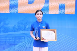 Nguyễn Hà My đỗ 5 nguyện vọng chuyên được nhà trường vinh danh. Ảnh: Đình Tuệ.