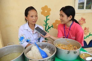 Nhà báo Phạm Thị Mai trong chuyến tác nghiệp tại một trường học ở Cao Bằng năm 2024. Ảnh: NVCC.