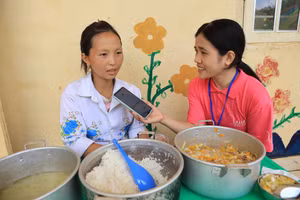 Nhà báo Phạm Thị Mai trong chuyến tác nghiệp tại một trường học ở Cao Bằng năm 2024. Ảnh: NVCC.