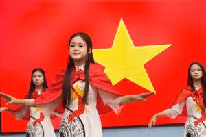 Học sinh Trường Tiểu học, THCS & THPT Khương Hạ (Khương Đình, Hà Nội) biểu diễn văn nghệ.