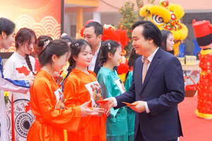 Nguyên Bộ trưởng Bộ GD&ĐT Phùng Xuân Nhạ tặng quà Tết cho sinh viên Trường CĐ Thương mại và Du lịch Hà Nội.