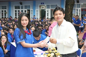 Nhạc sĩ Nguyễn Văn Chung giao lưu âm nhạc cùng thầy trò Trường THCS Chương Dương sáng 15/10.