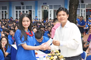 Nhạc sĩ Nguyễn Văn Chung giao lưu âm nhạc cùng thầy trò Trường THCS Chương Dương sáng 15/10.