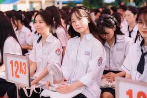 Học sinh lớp 12 Trường THPT A Trần Hưng Đạo (tỉnh Ninh Bình) trong một giờ sinh hoạt dưới cờ. 