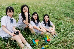 Bế Ngọc Thúy Nhi (thứ 2 từ phải sang) và các bạn học của mình. Ảnh: NVCC.