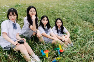 Bế Ngọc Thúy Nhi (thứ 2 từ phải sang) và các bạn học của mình. Ảnh: NVCC.