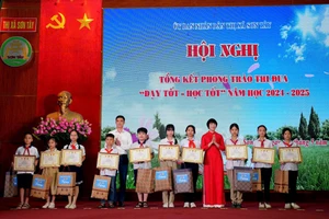 Các em học sinh xuất sắc được lãnh đạo thị xã khen thưởng. Ảnh: Phòng GD&ĐT Sơn Tây cung cấp.
